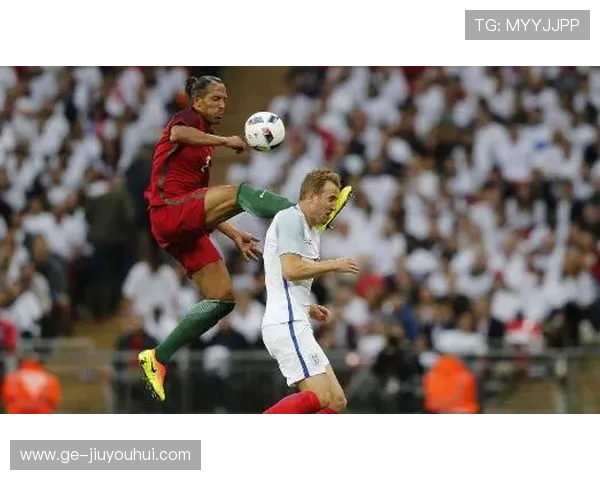 足球爆头瞬间集锦展现球员硬朗对抗与精彩技艺的完美结合